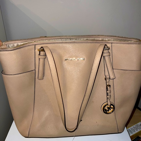 Michael Kors Saffiano leather Charlotte tote bag - nude - Picture 1 of 3